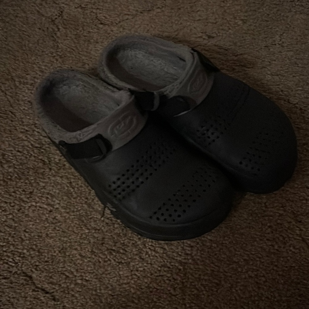 Marc echo “crocs” black with gray fur